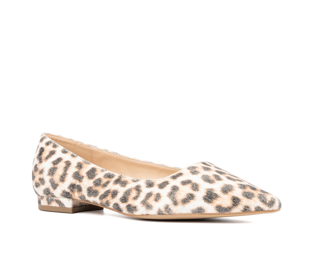 Women's Fashion to Figure Bailey Wide Width Flats