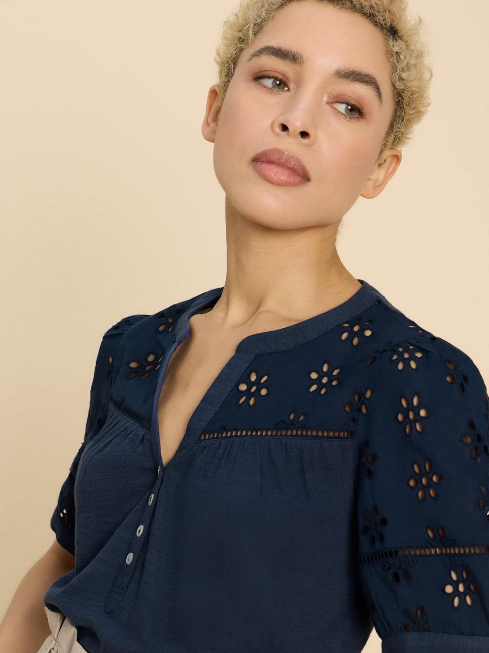 BELLA BRODERIE MIX TOP