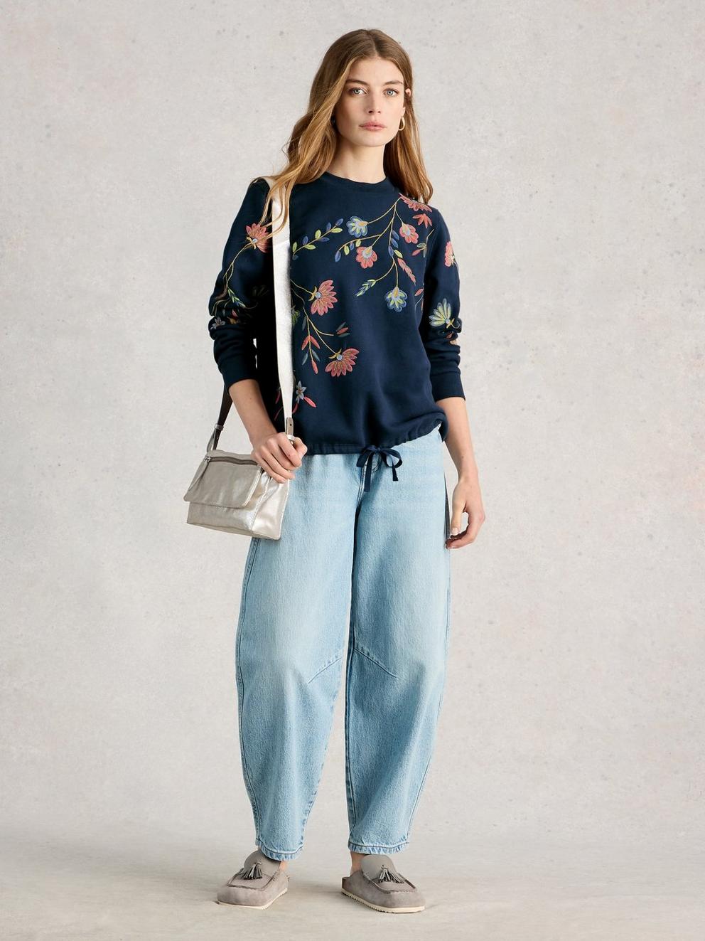 FLORAL EMBROIDERED SWEAT