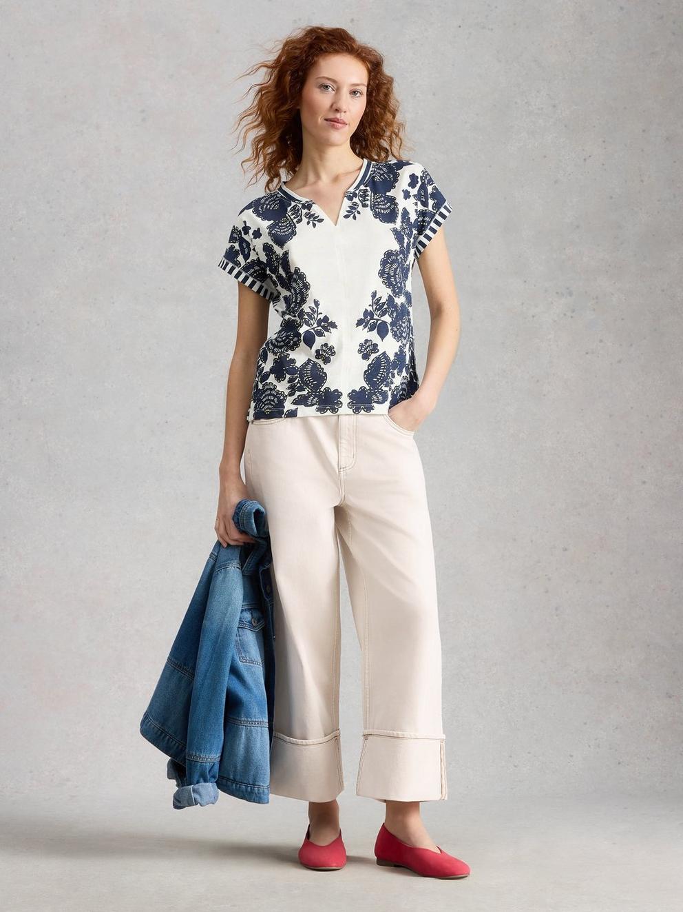 NELLY NOTCH NECK PRINT TEE