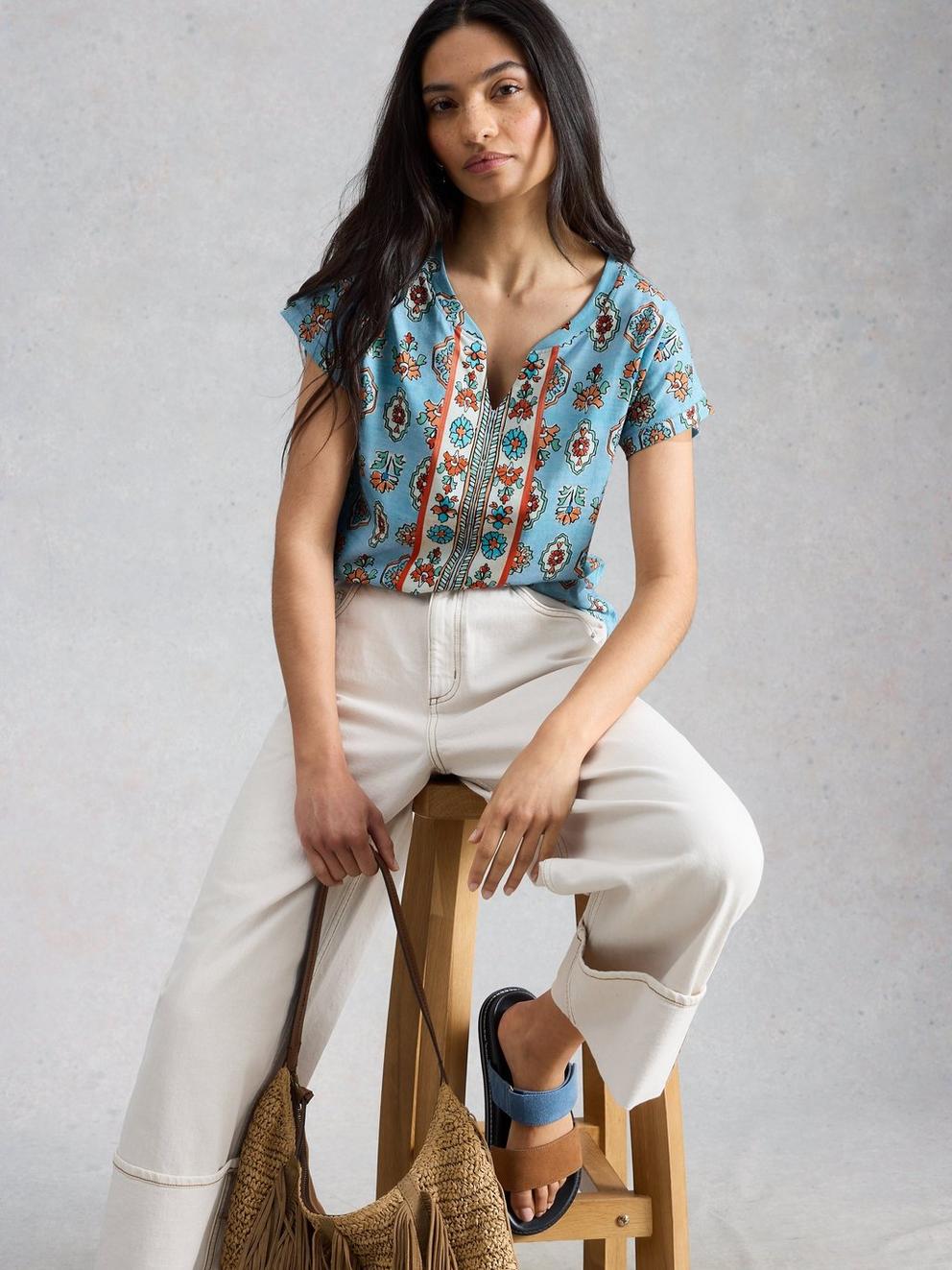 NELLY PRINT NOTCH NECK TEE