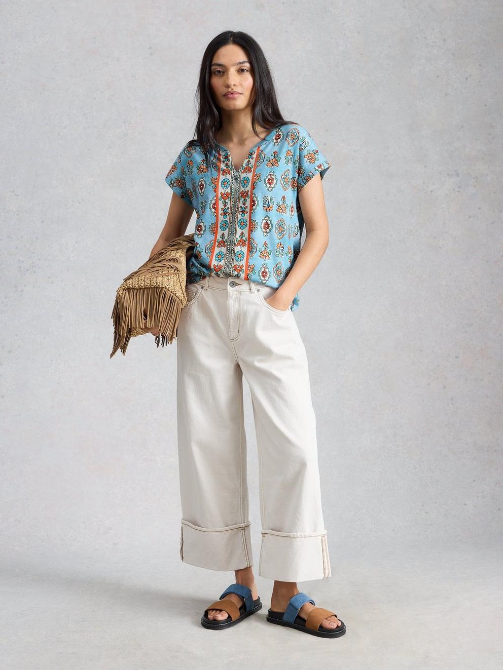 NELLY PRINT NOTCH NECK TEE