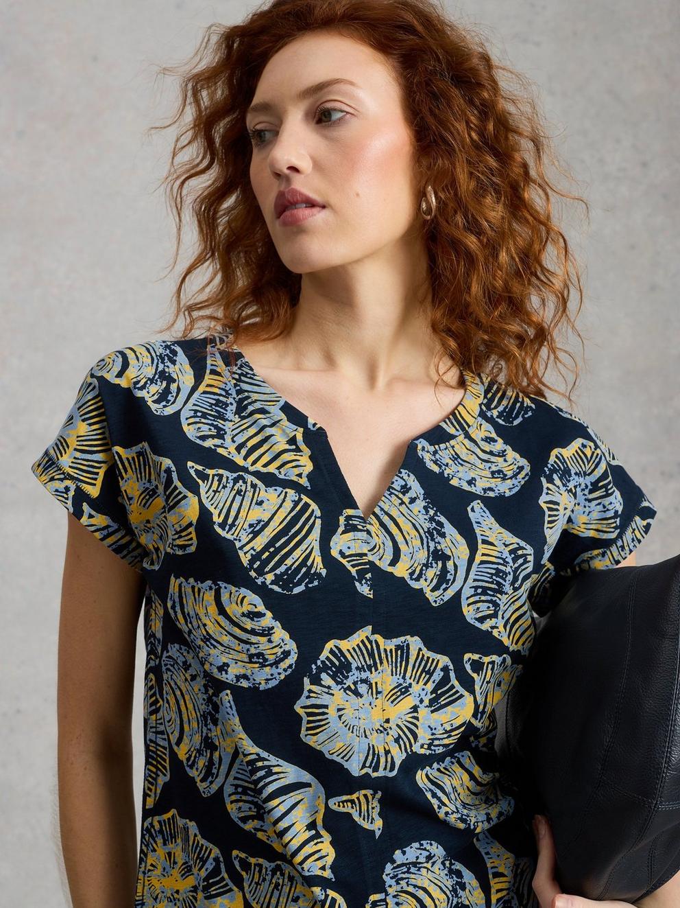 NELLY PRINT NOTCH NECK TEE