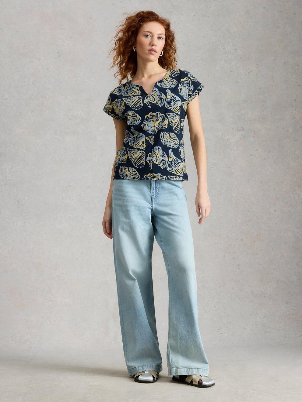 NELLY PRINT NOTCH NECK TEE