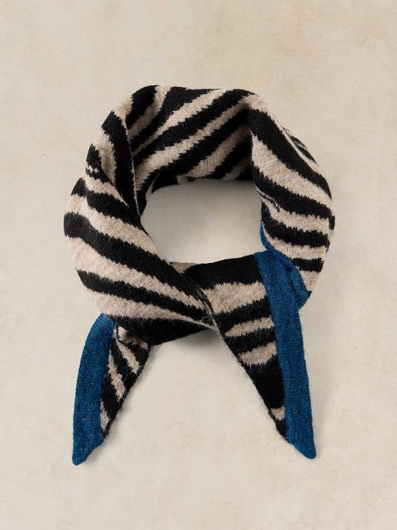 JACQUARD ANIMAL TRIANGLE SCARF