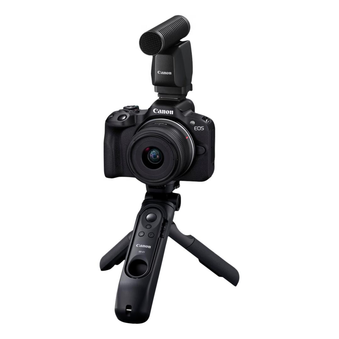 كاميرا اي او اس ار50 + عدسة RF-S 18-45 ملم، مجموعة صانعة المحتوى من كانون - أسود (6052C013AA)