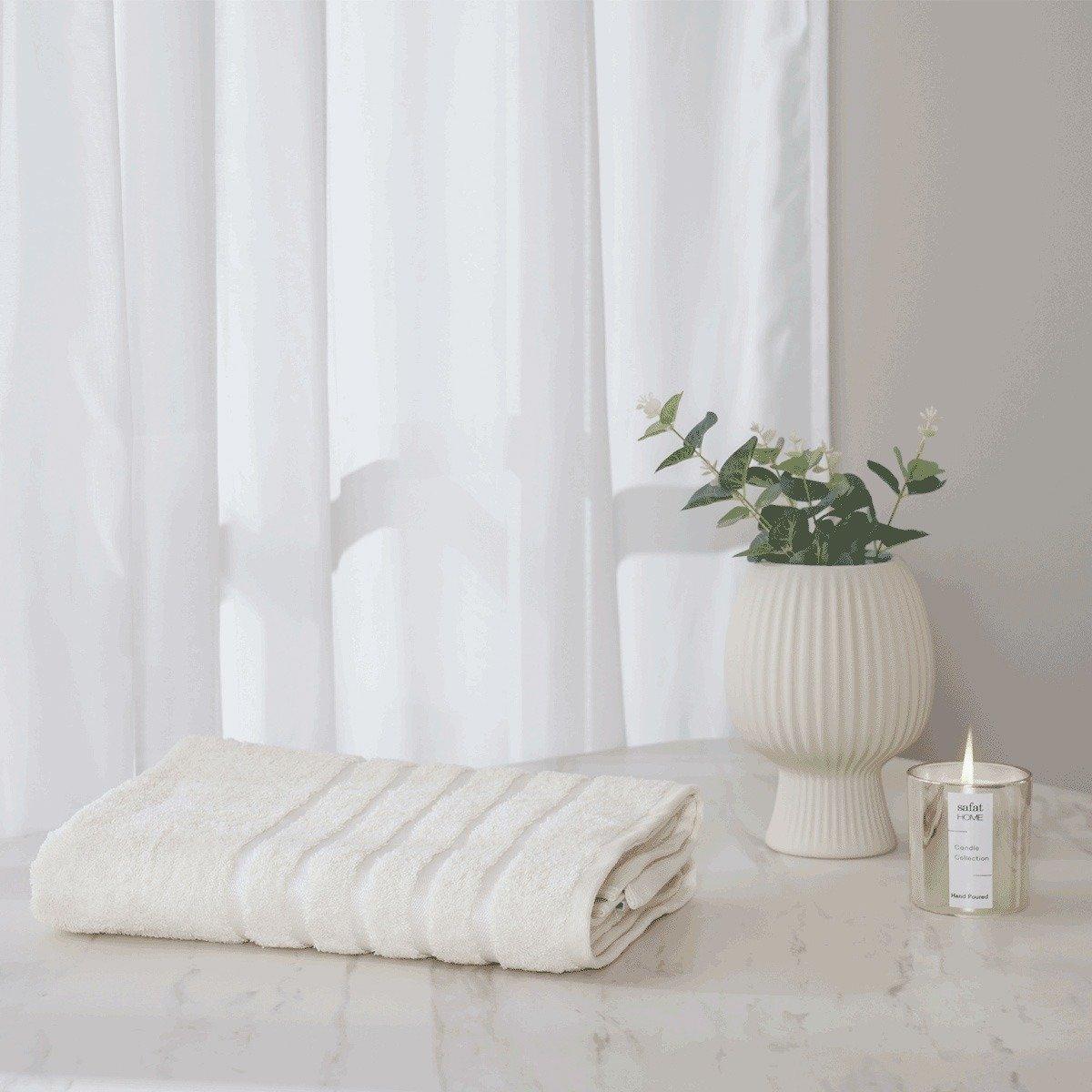 

Lifestyle plain bath sheet cream 90x150 cm