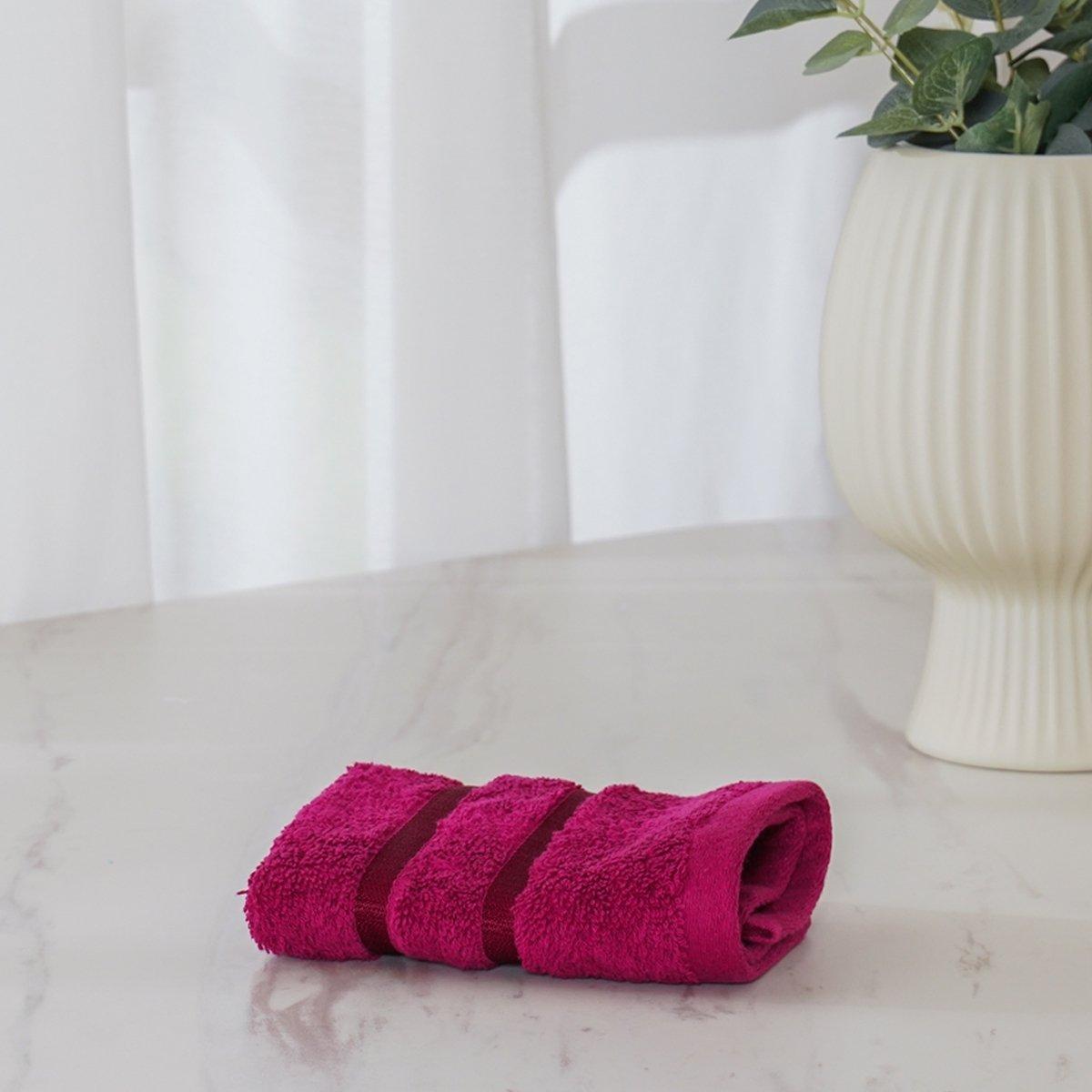 

Lifestyle plain face towel raspberry 30x30 cm