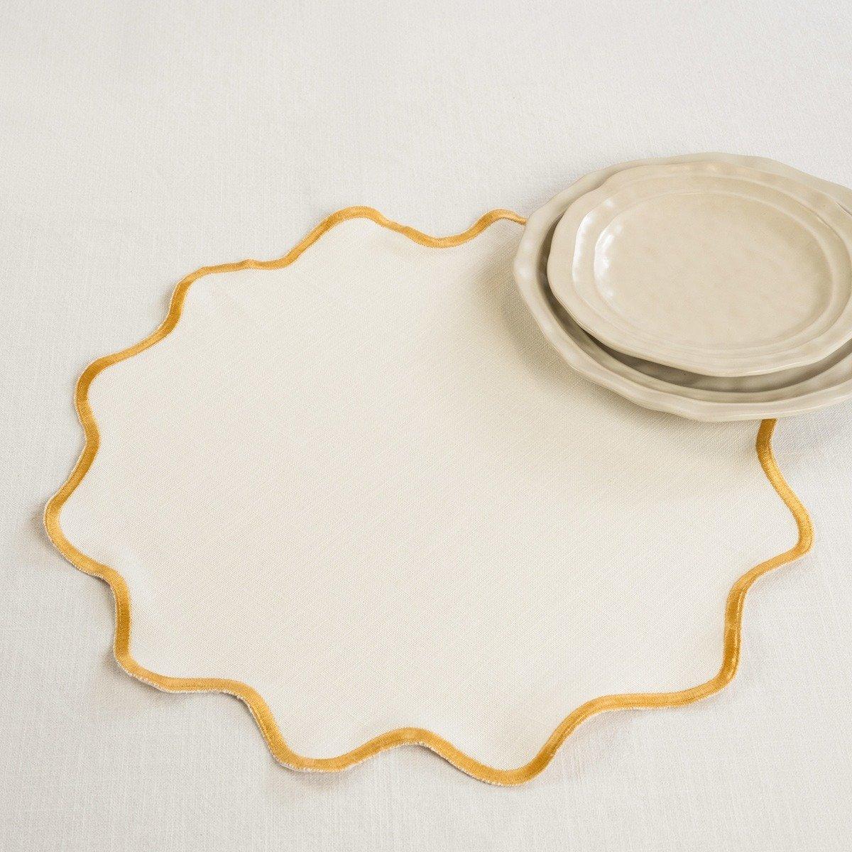 

Dana wave round placemat gold 45 cm