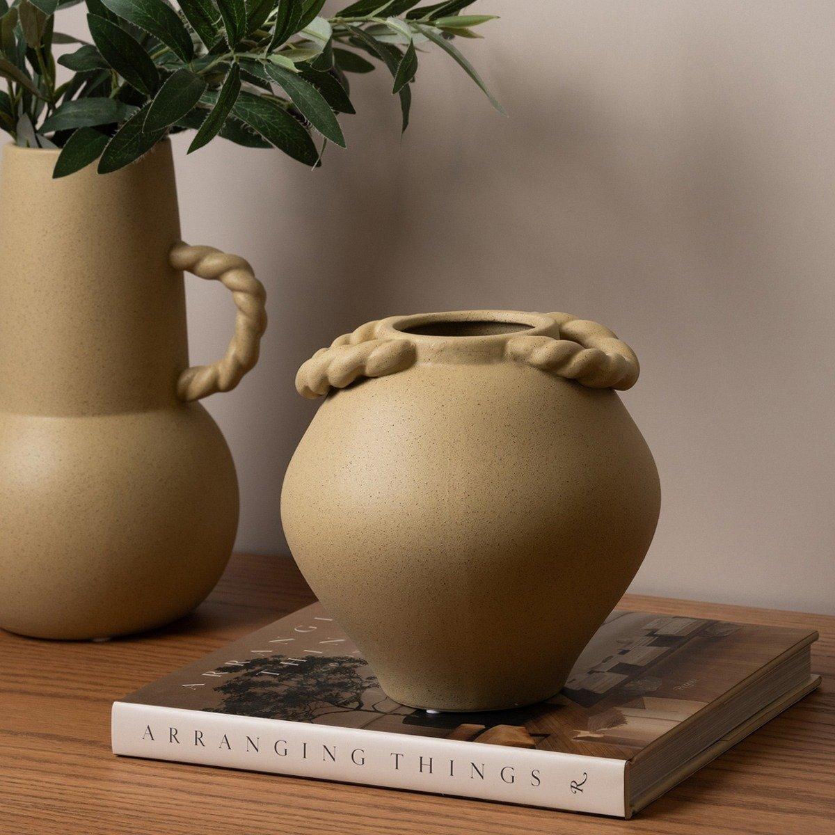 

Merill vase beige 18. 2x18. 2x18 cm
