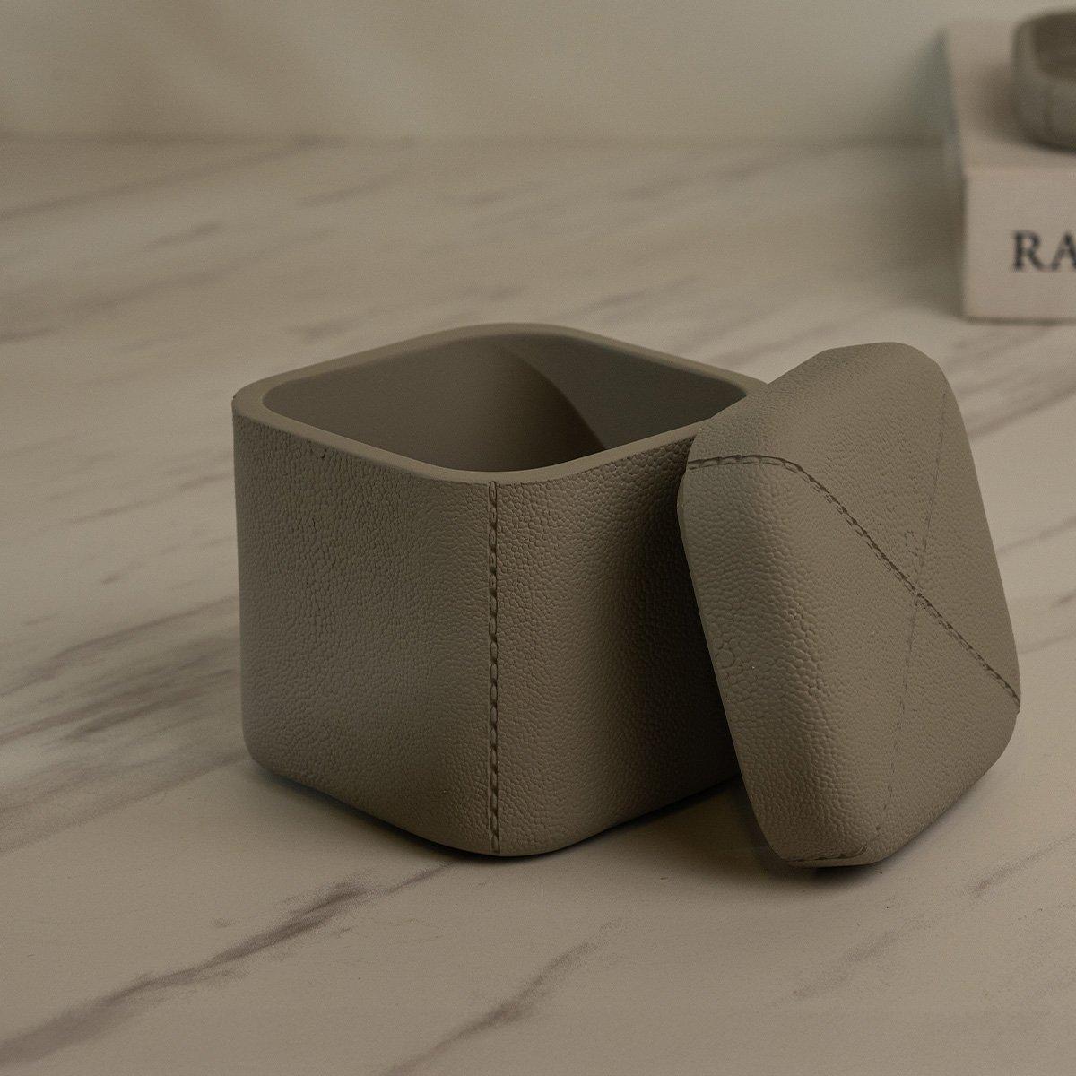 

Peek box brown 9. 5x9. 5x10. 2 cm