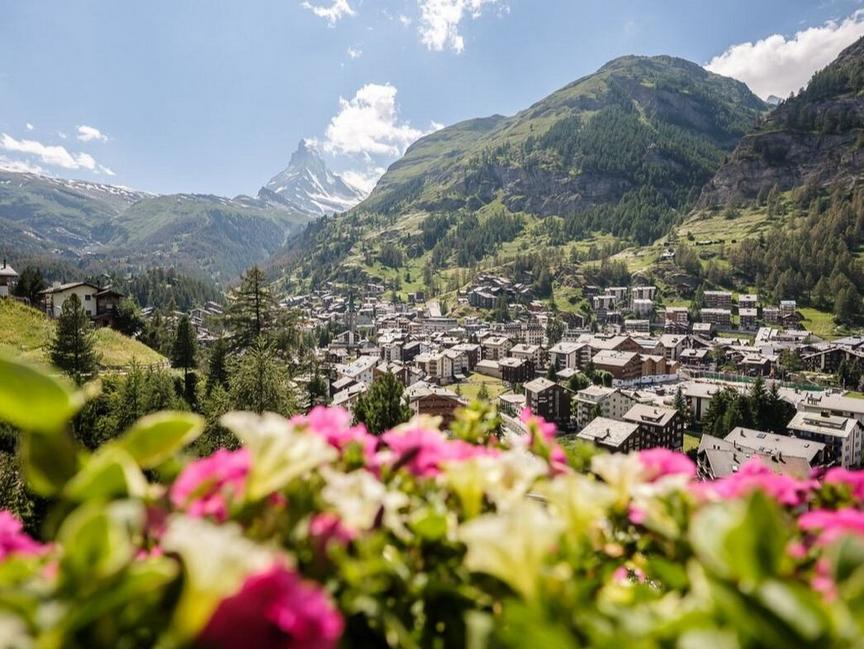 Guided Village Tour with a tasting - English