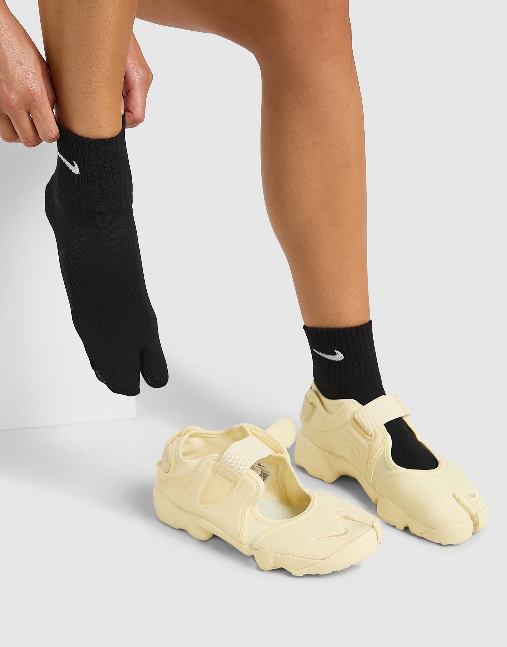 NIKE Tabi Quarter Socks strumpor dam