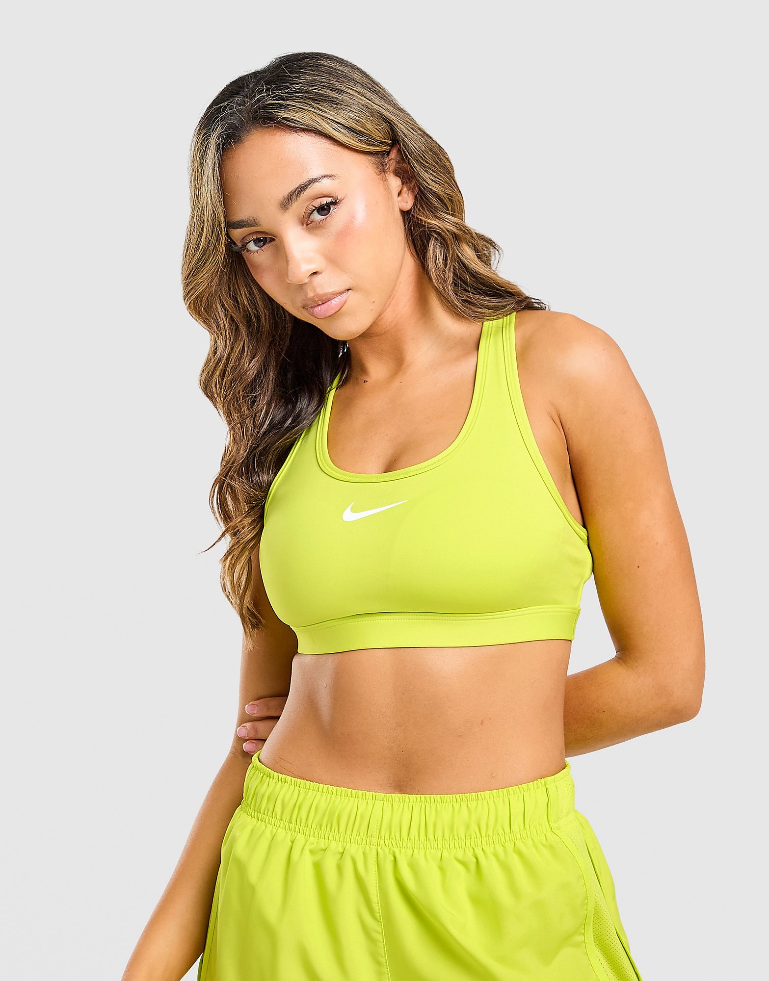 Nike Brassière de Sport Training Swoosh Medium Support Femme Cyber Cyber