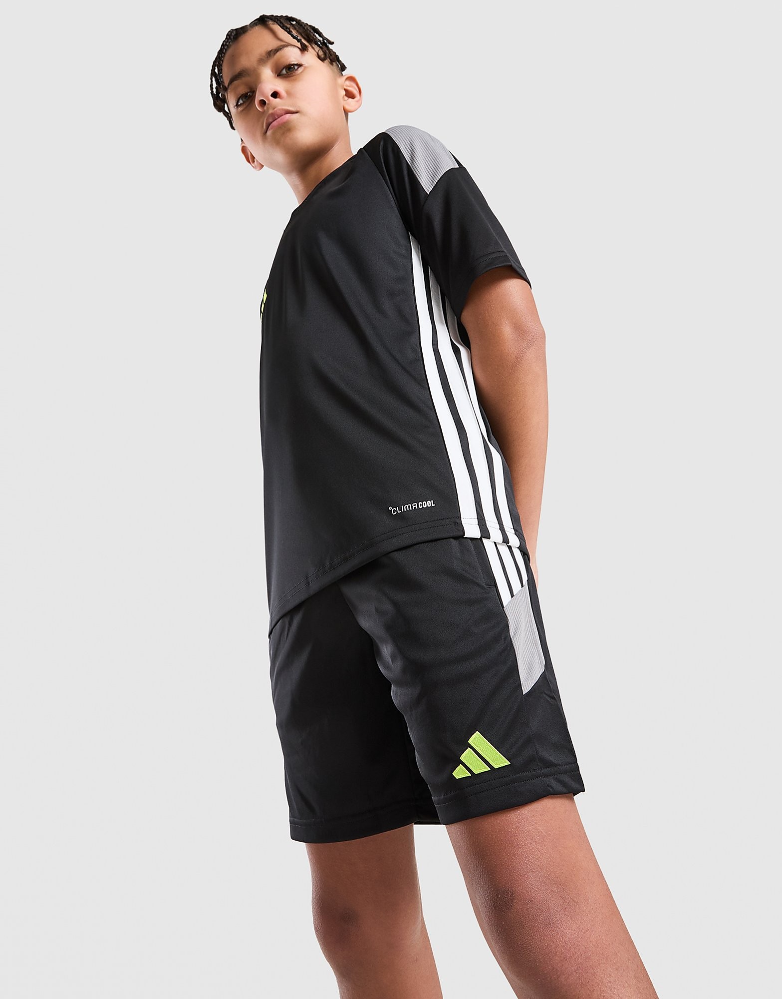 Tiro 26 Essentials Shorts, Schwarz