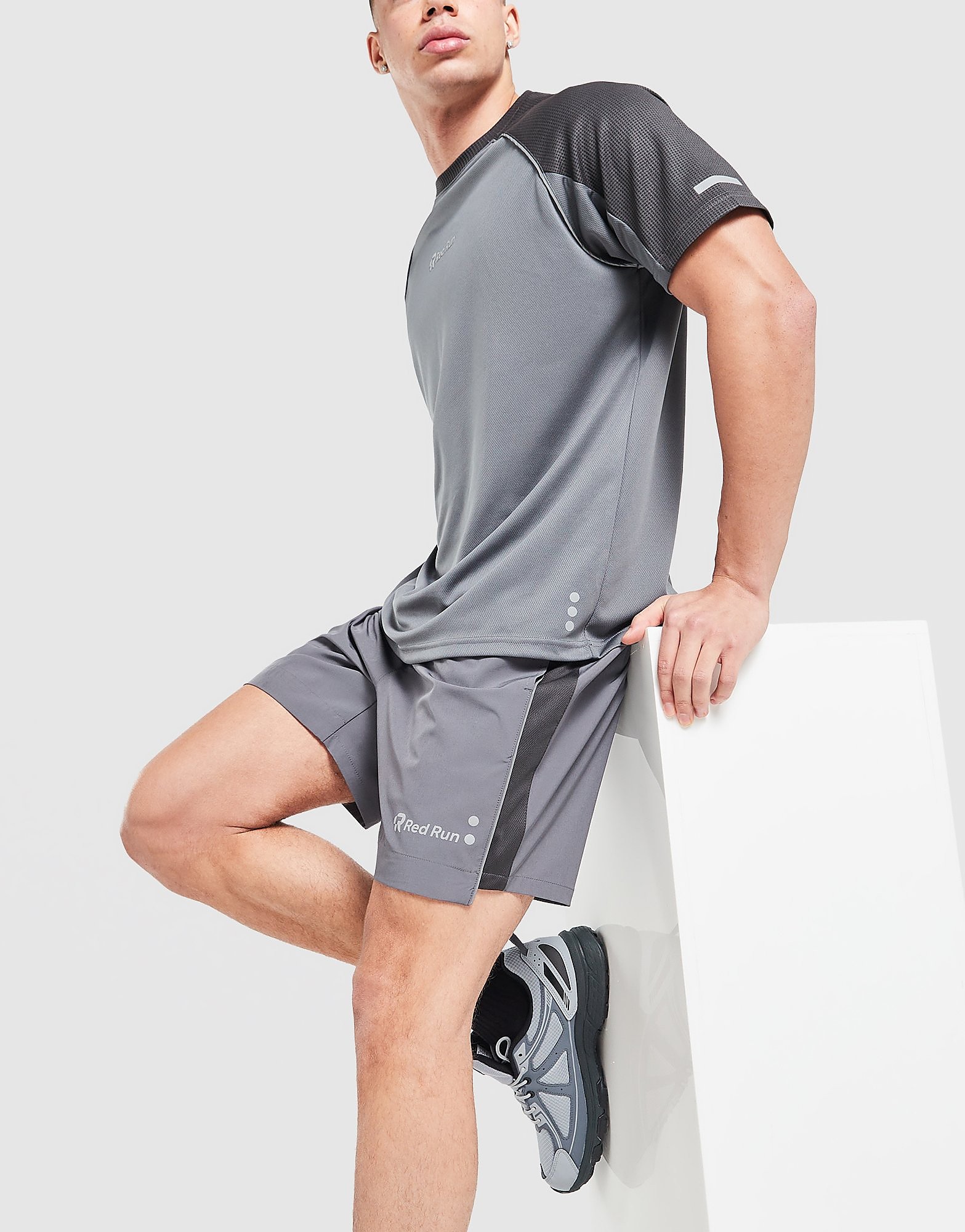Red Run Activewear Titanium Charcoal Panelled Sports Shorts, Grigio
