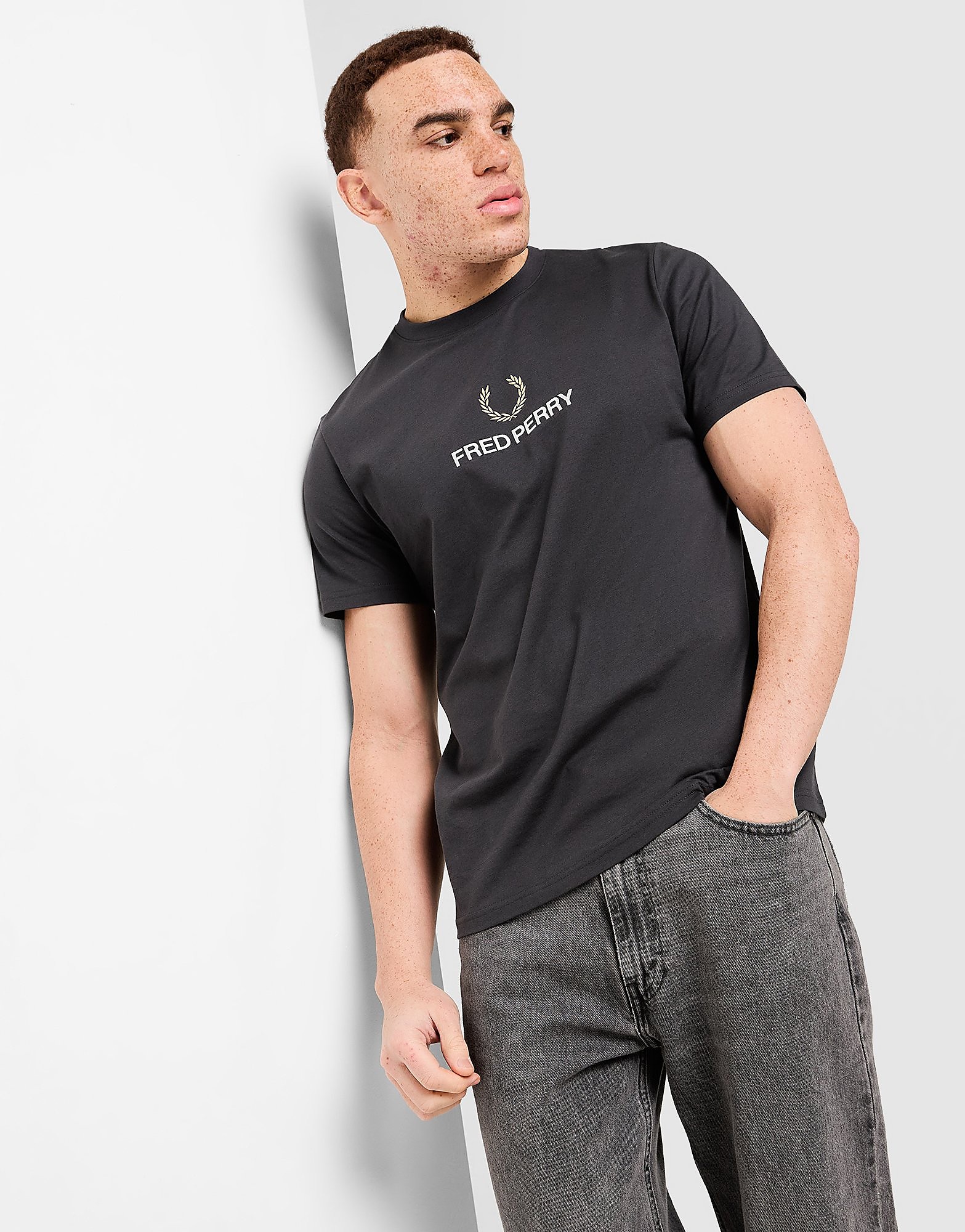 Fred Perry Emblem Stack T Shirt - vue 1