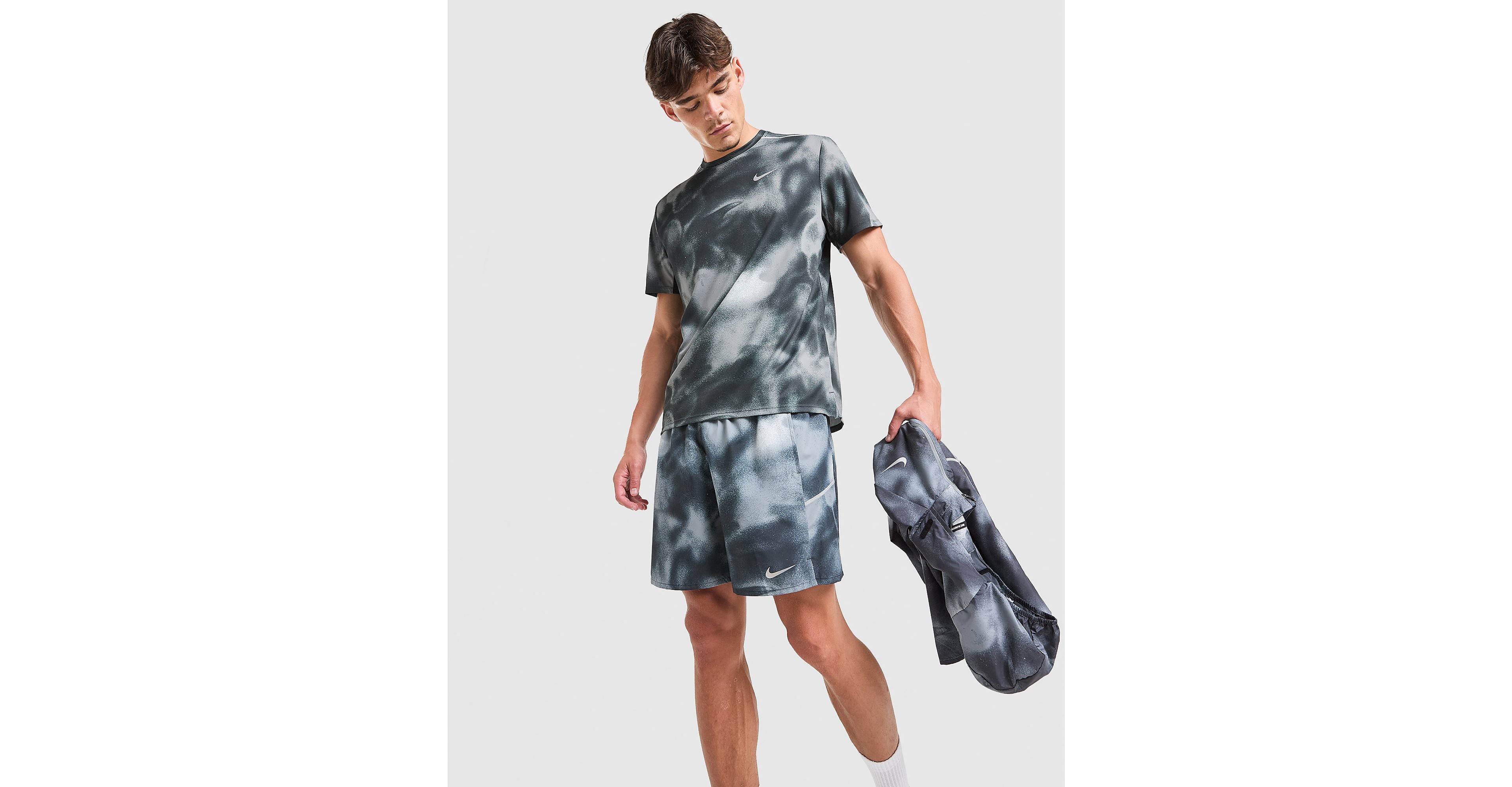 NIKE Sportbyxa 'Miler' ljusgrå / mörkgrå herr – bild 2