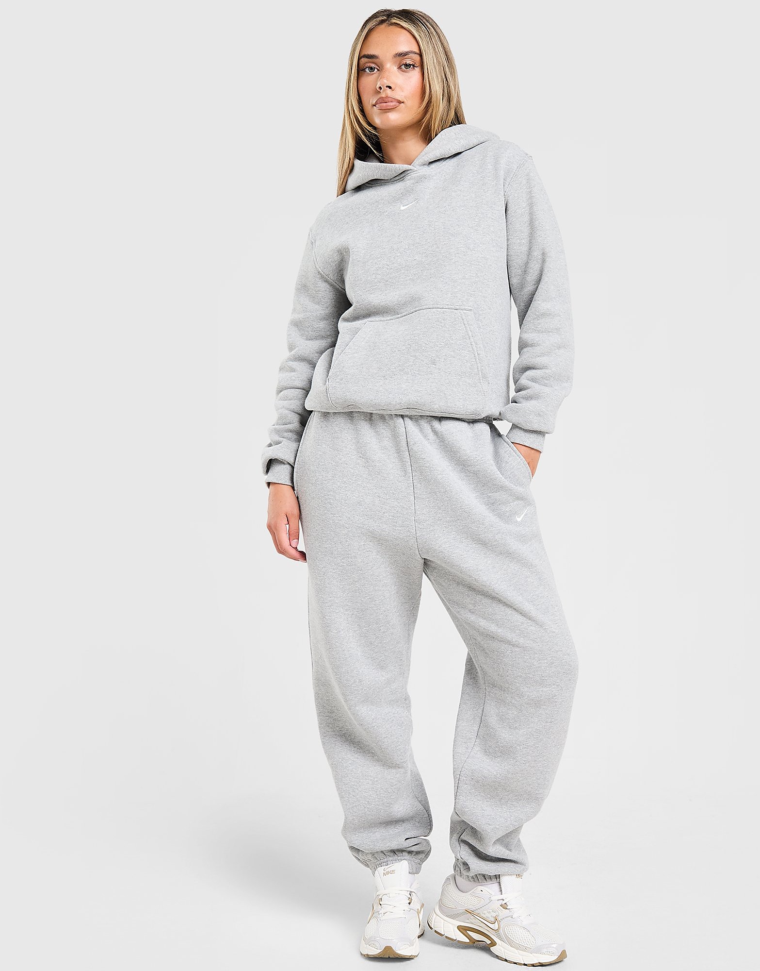 Nike Oversized damesbroek met hoge taille en omgeslagen pijp Studio Fleece middelzwaar - Grijs- Dames, Grijs