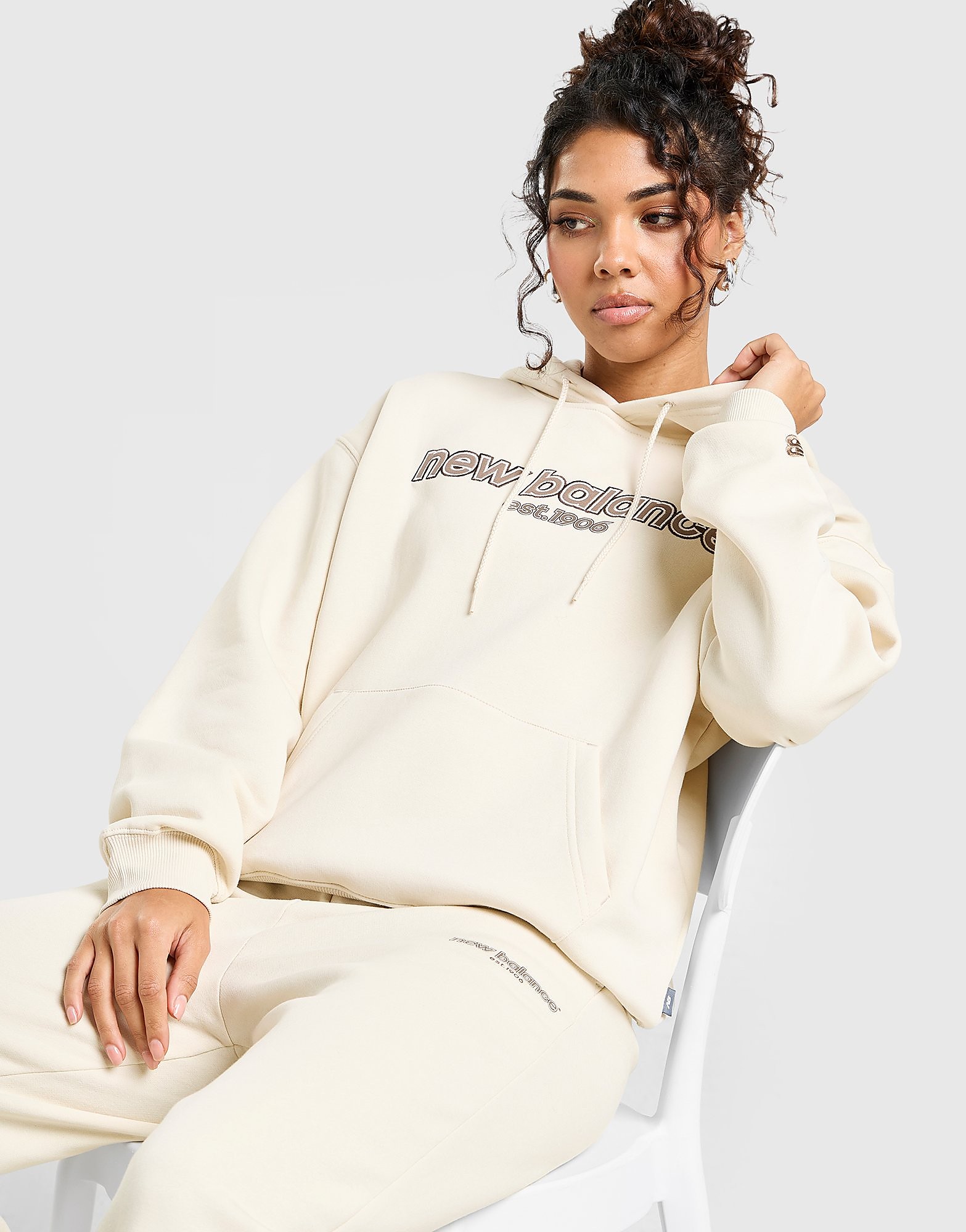New Balance College Overhead Hoodie Beige- Dames Beige