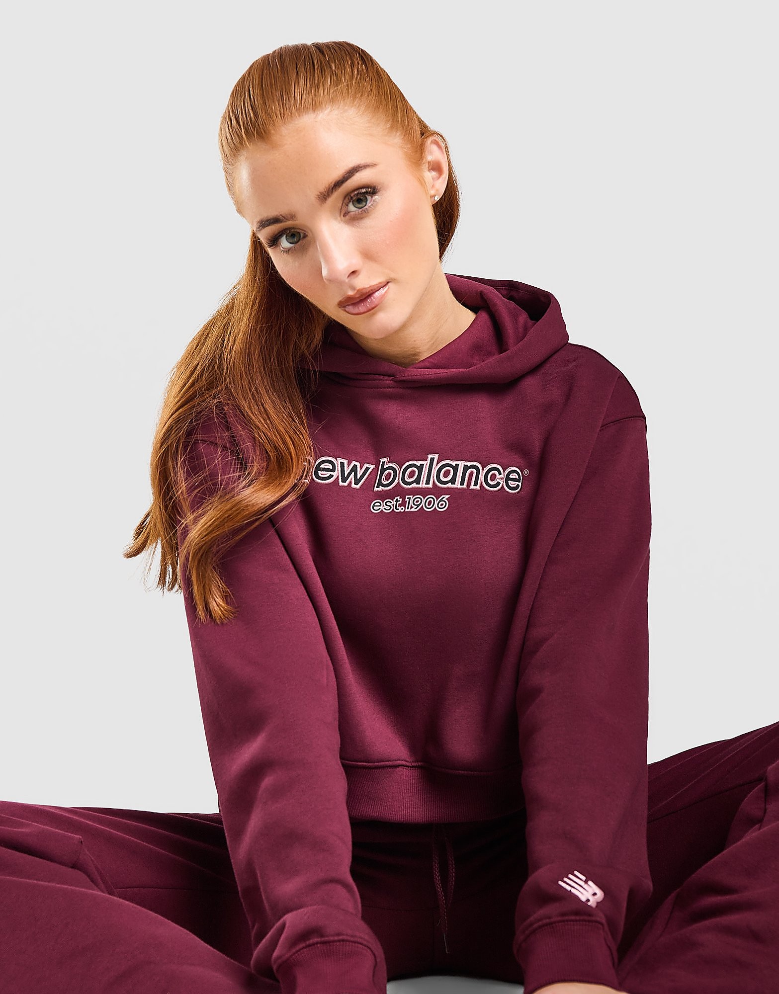 New Balance College Cropped Overhead Hoodie Rood- Dames Rood