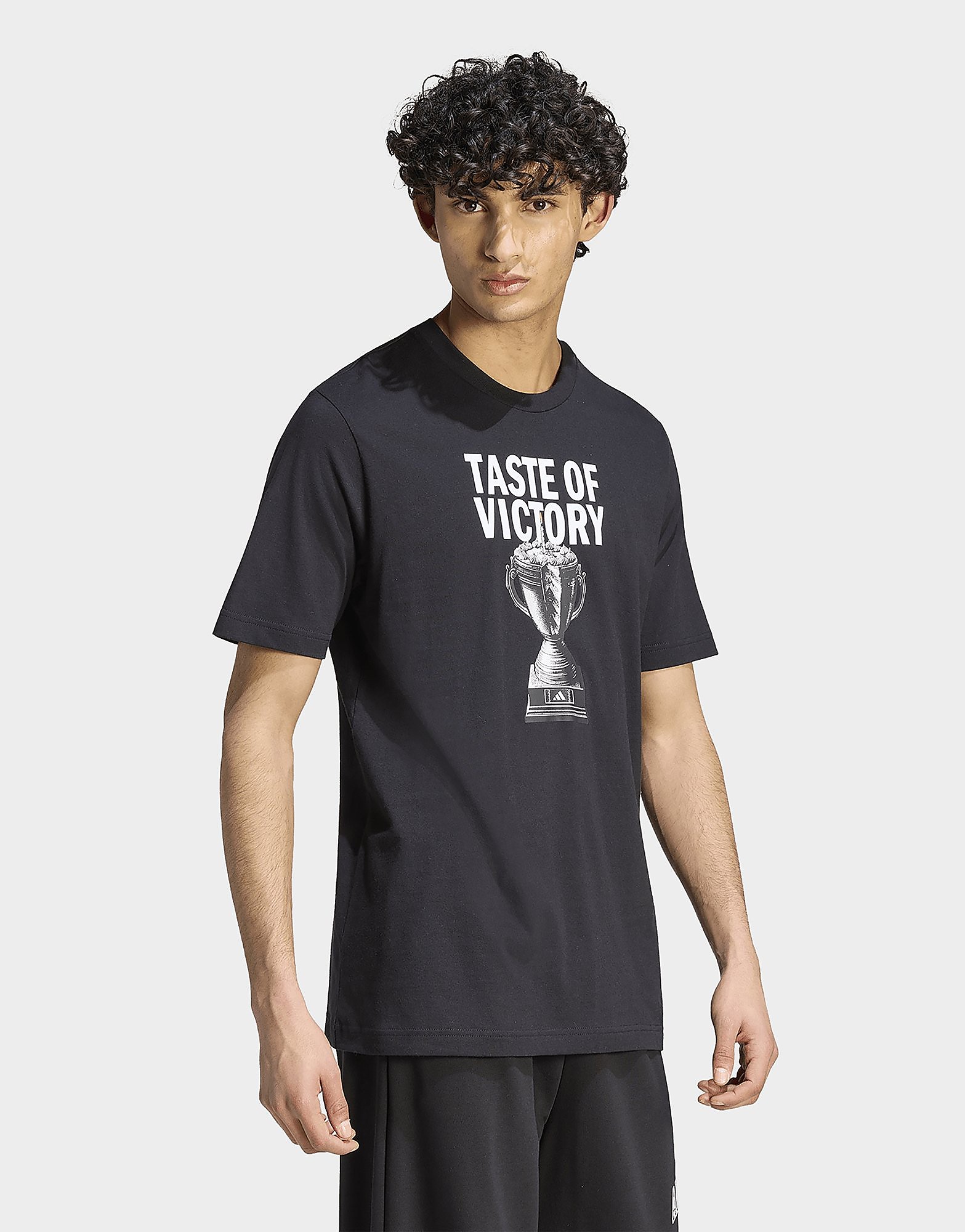 Adidas Uomo Nero Mens T-Shirt Grafica Taste Of Victory Cake Taglia 4XL, JD Sports