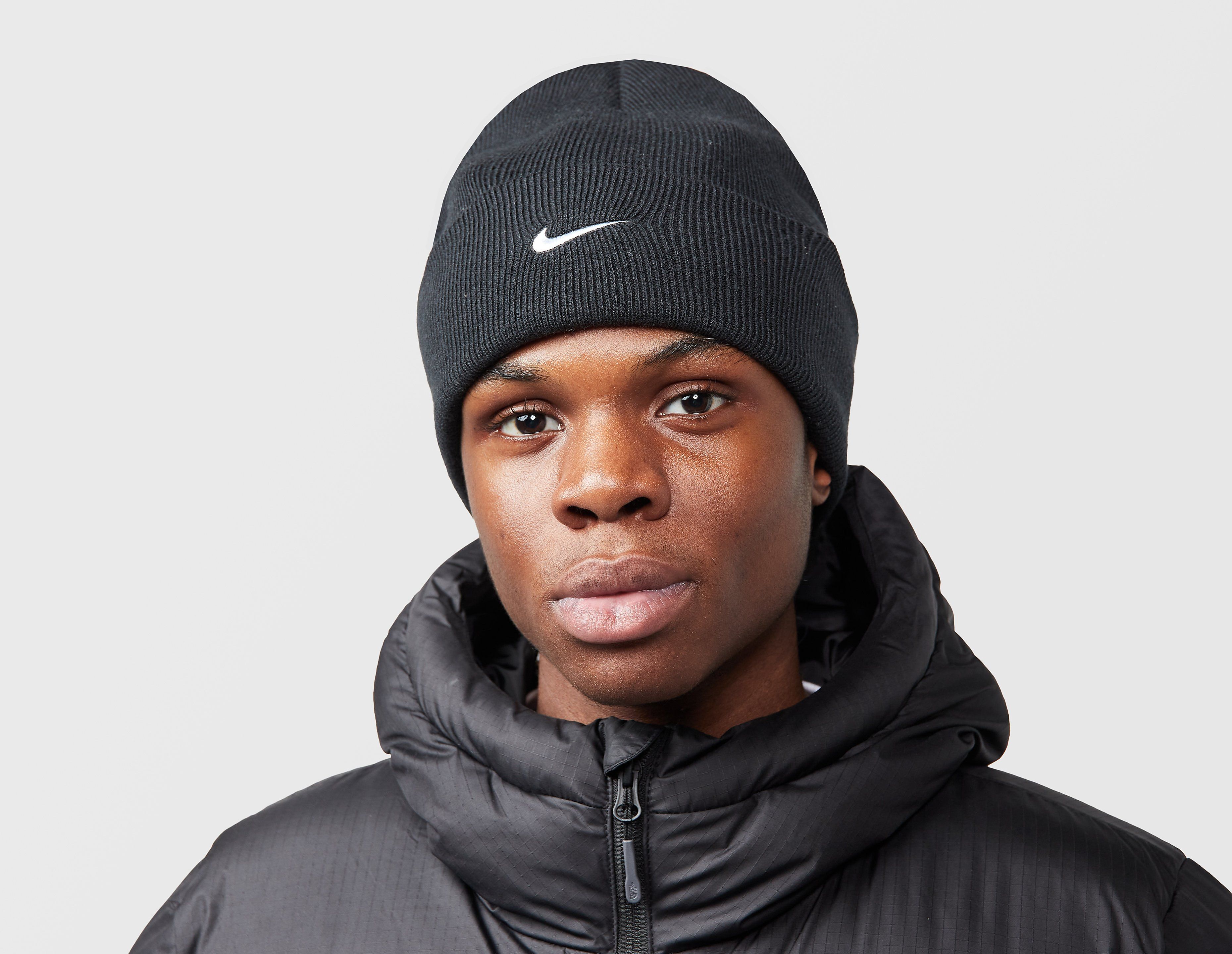 Nike Peak Swoosh Beanie, negro