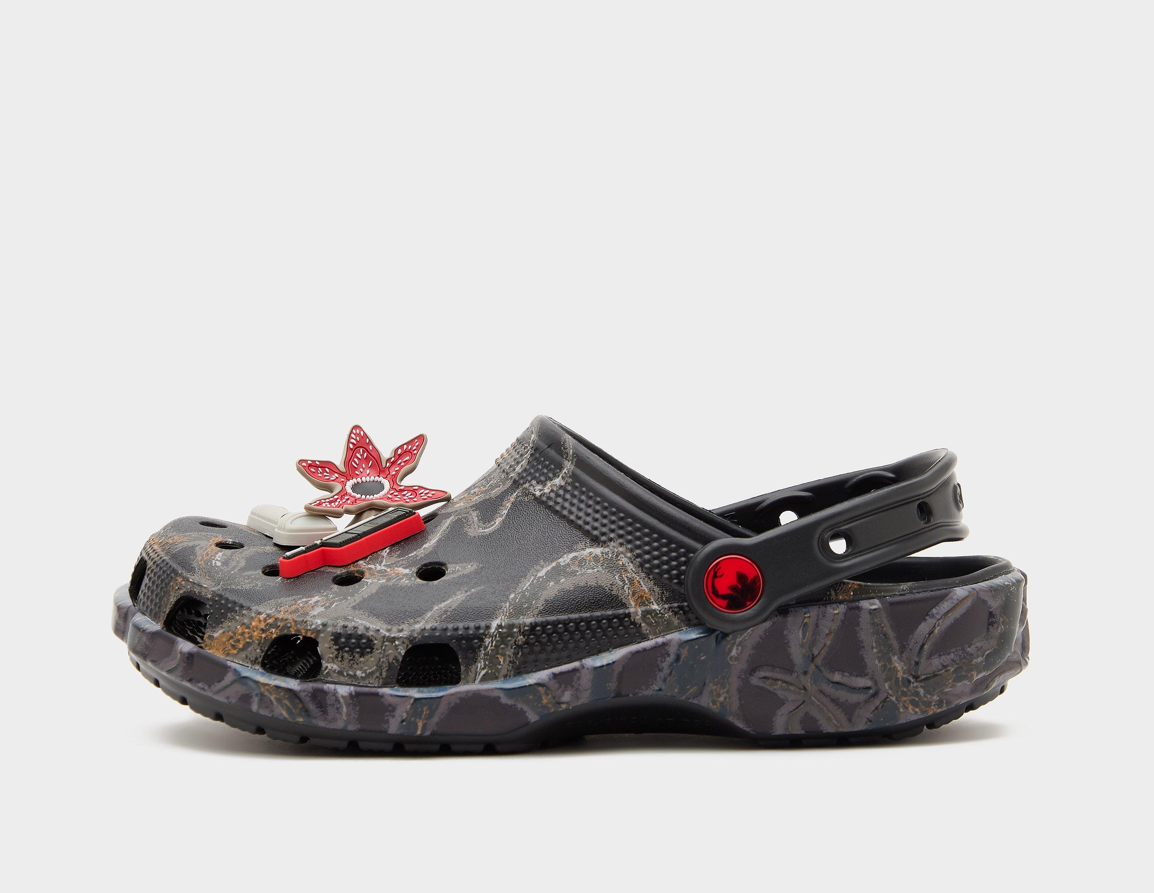 Crocs x Stranger Things Classic Clog, negro
