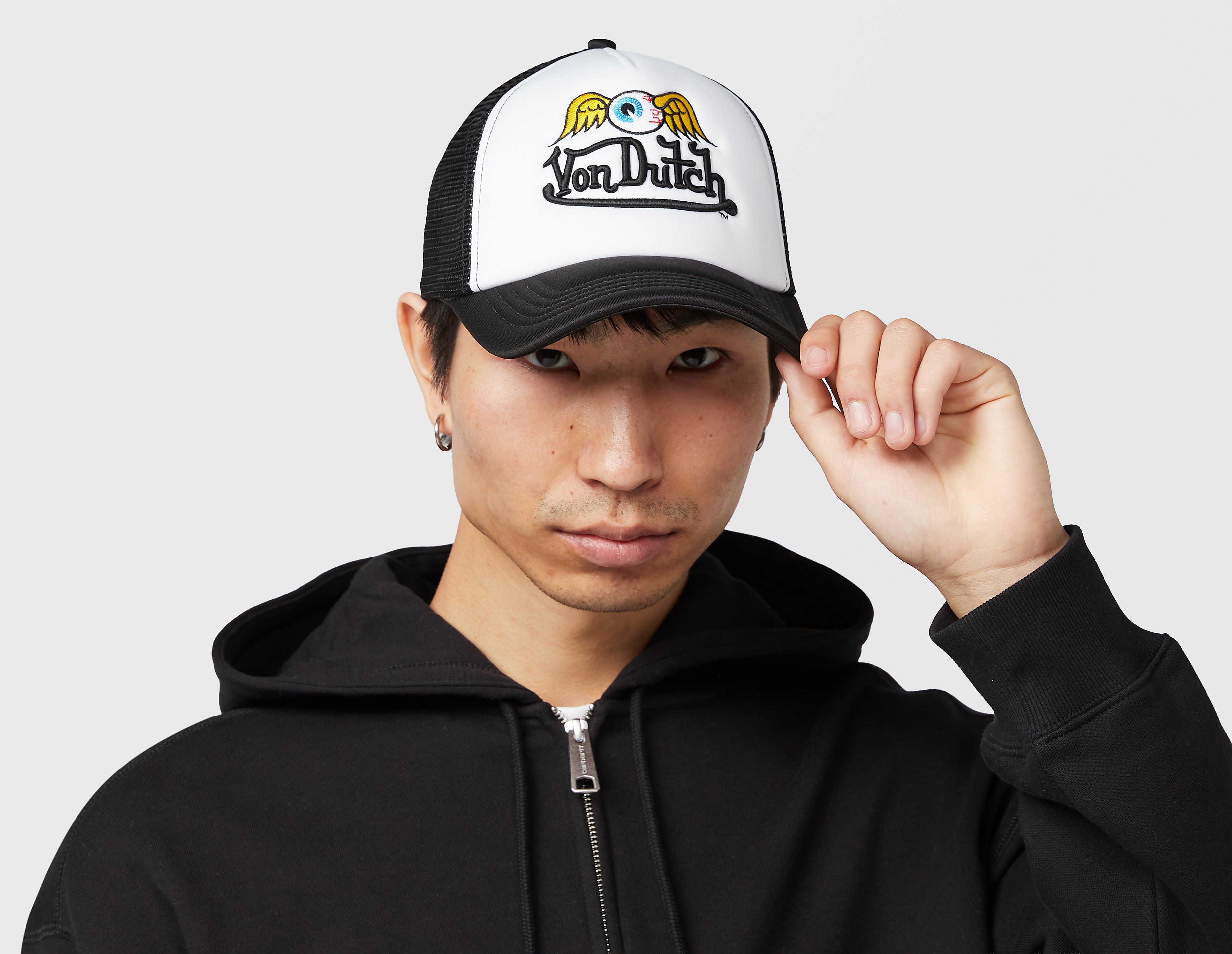 Von Dutch Heavy Embroidered Flying Eye Trucker Cap, negro