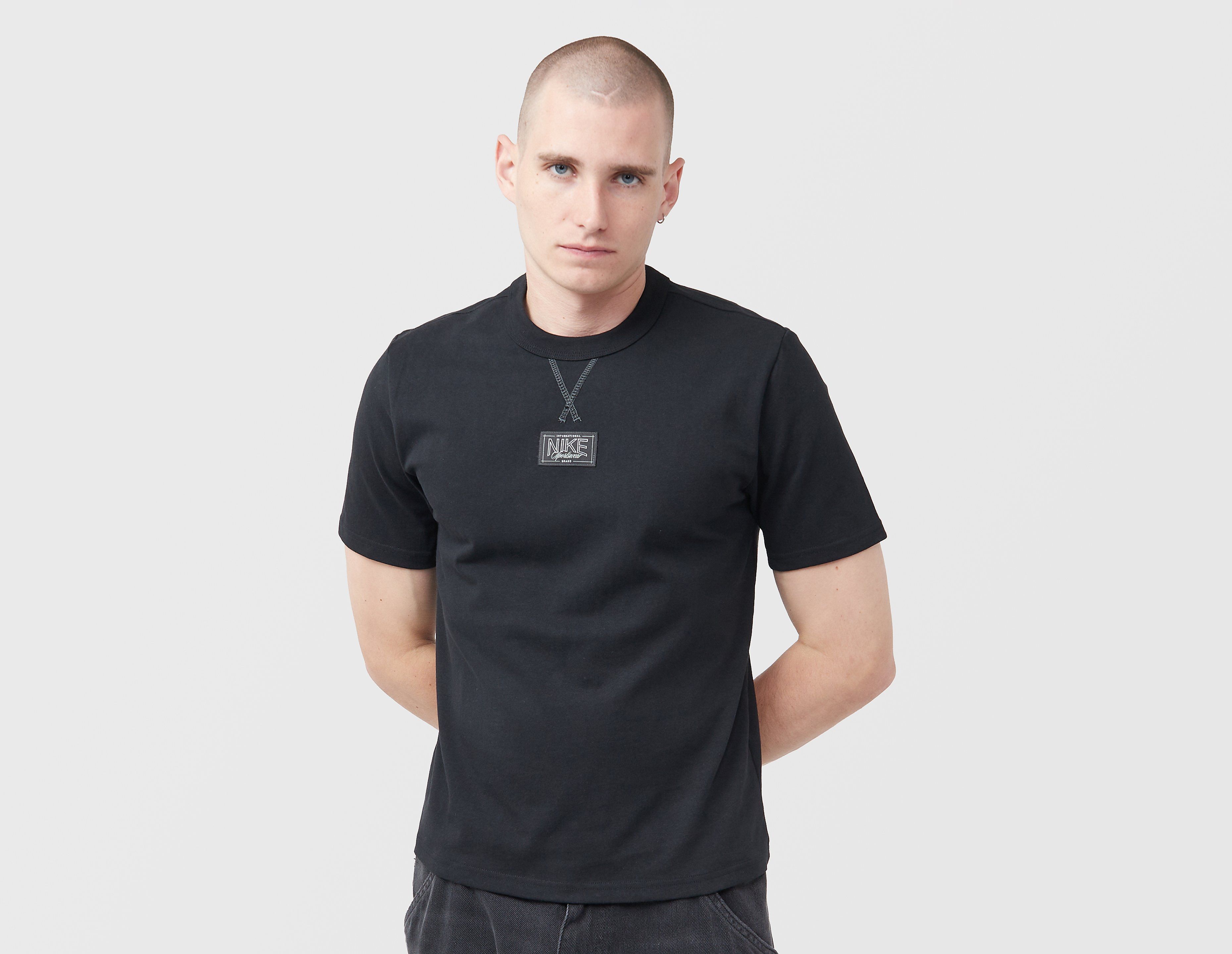 Nike Sportswear Premium Essentials Patch T-Shirt, zwart