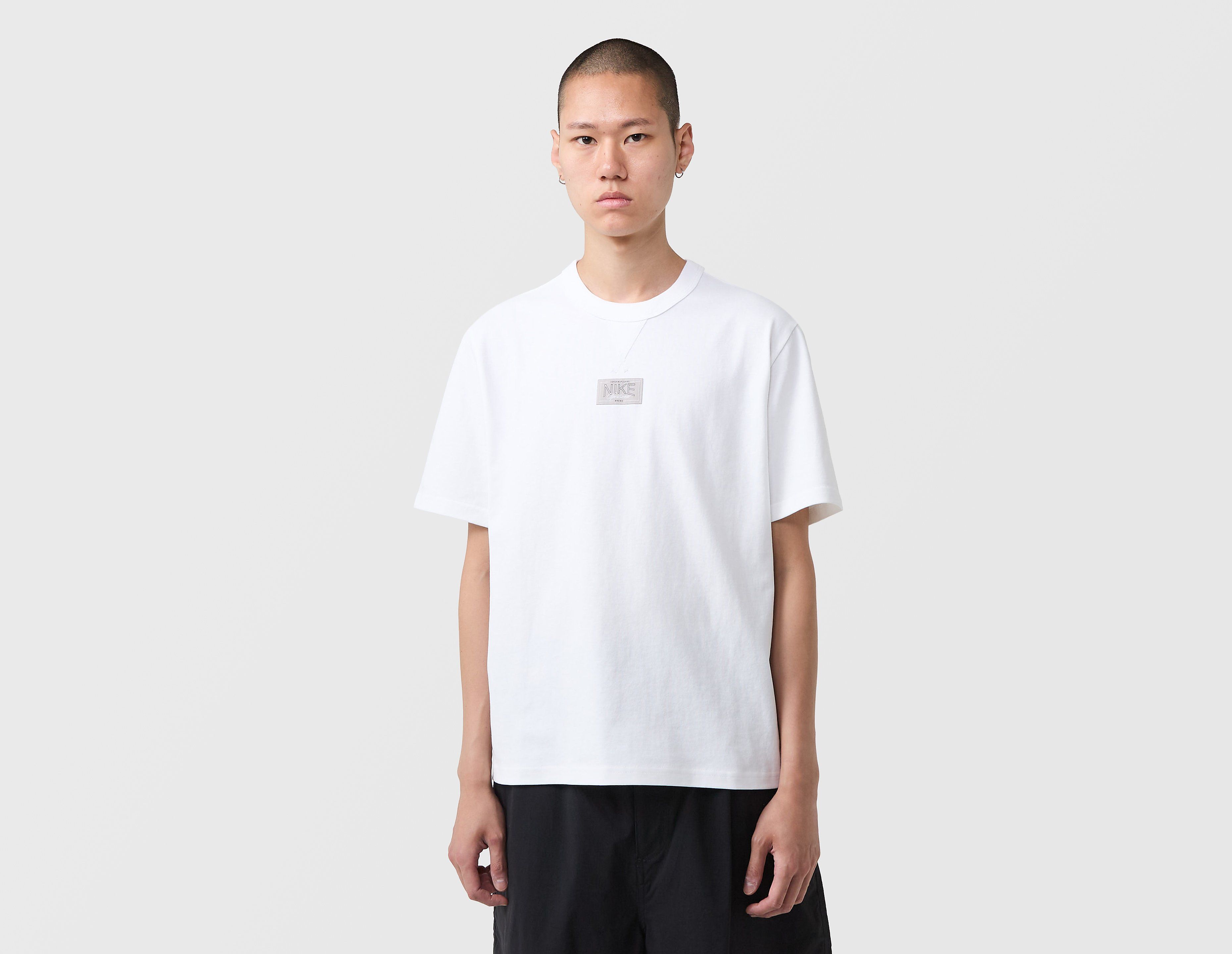 Nike Sportswear Premium Essentials Patch T-Shirt, wit