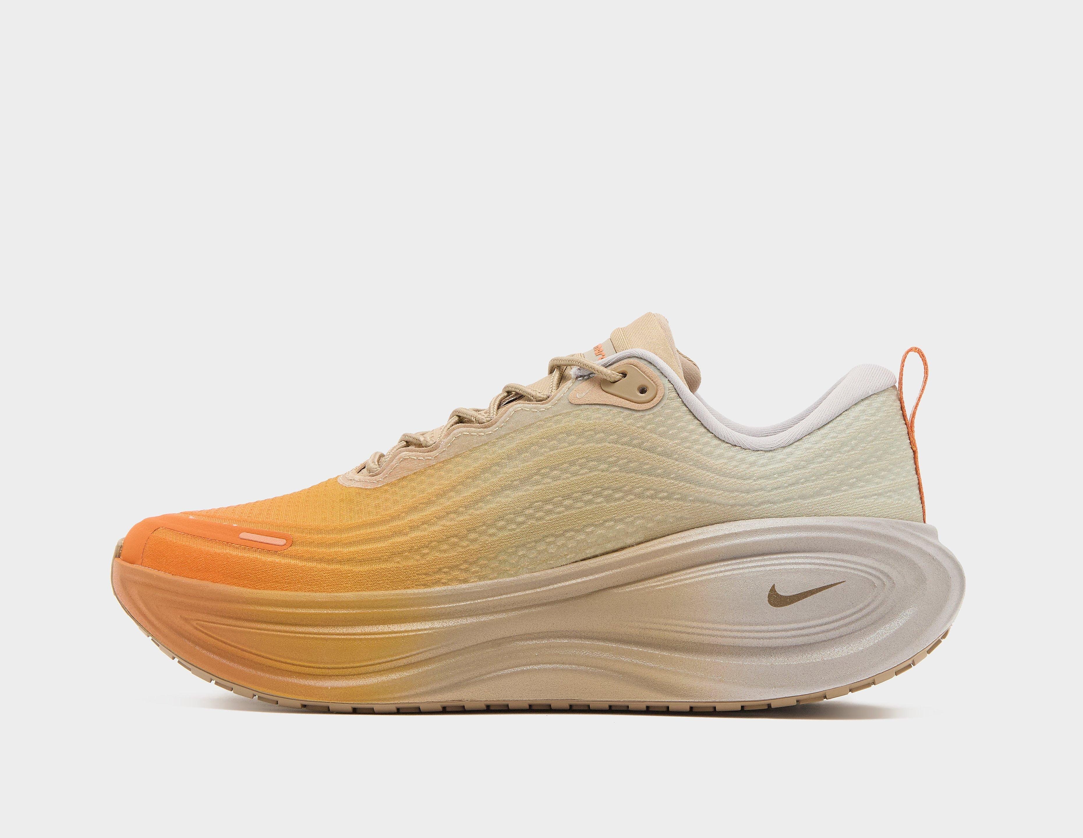 Nike Vomero Plus, beige, vue de côté