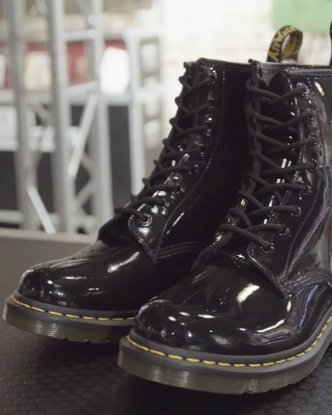 Stivali stringati 1460 in pelle verniciata di colore Nero Dr. Martens