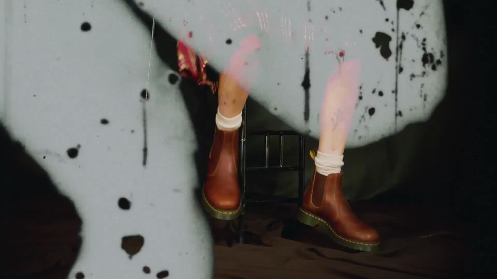 2976 Ambassador Leather Chelsea Boots in Cashew | Dr. Martens