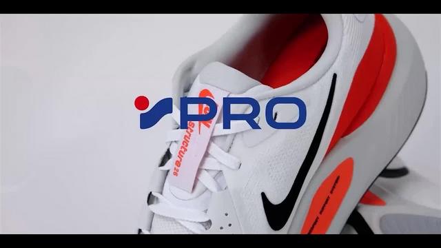 INTERSPORT PRO Expertin Lena zeigt dir den Nike Structure 26