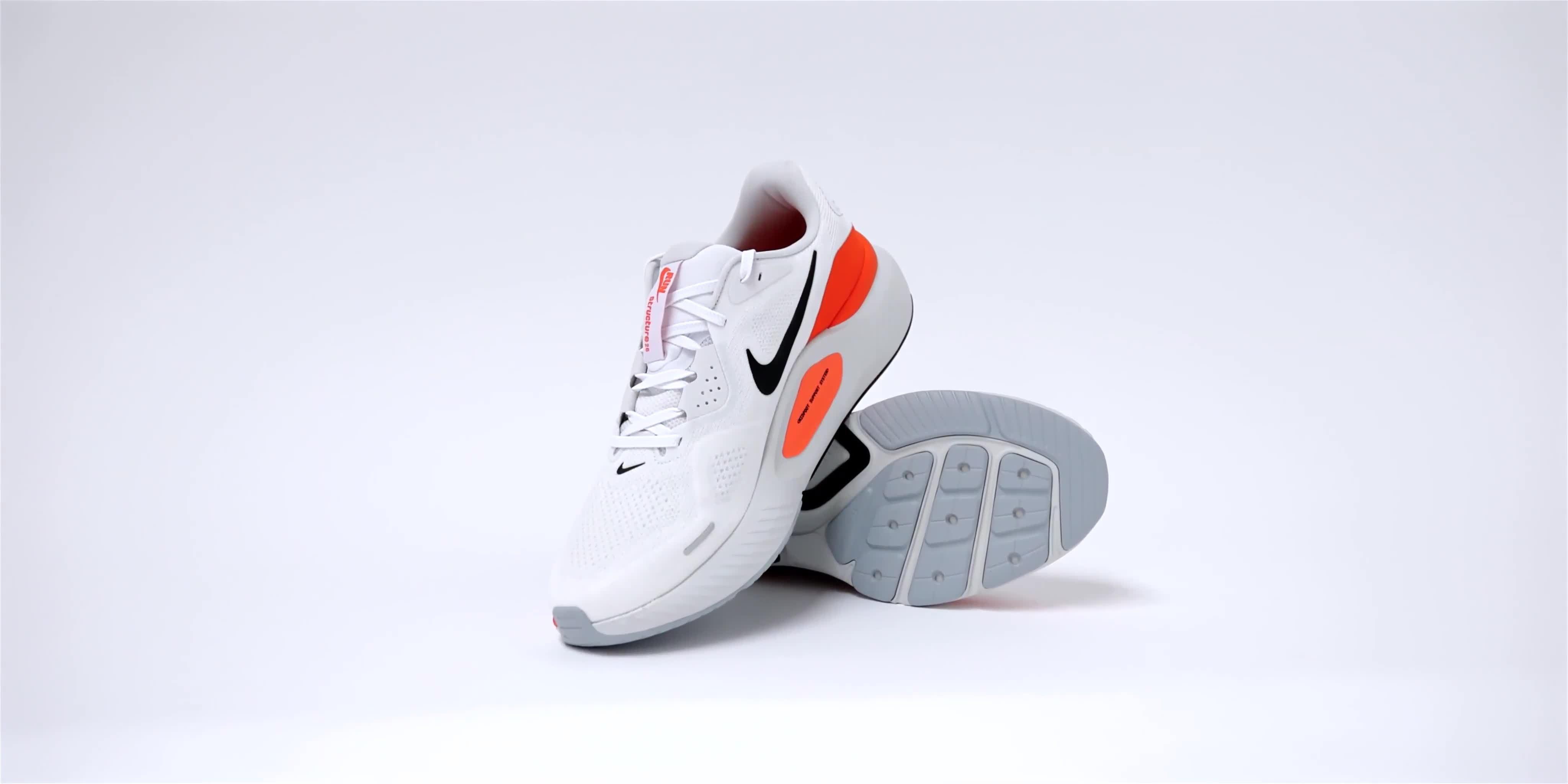 INTERSPORT PRO Expertin Lena zeigt dir den Nike Structure 26