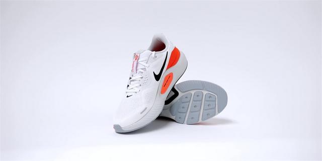 INTERSPORT PRO Expertin Lena zeigt dir den Nike Structure 26
