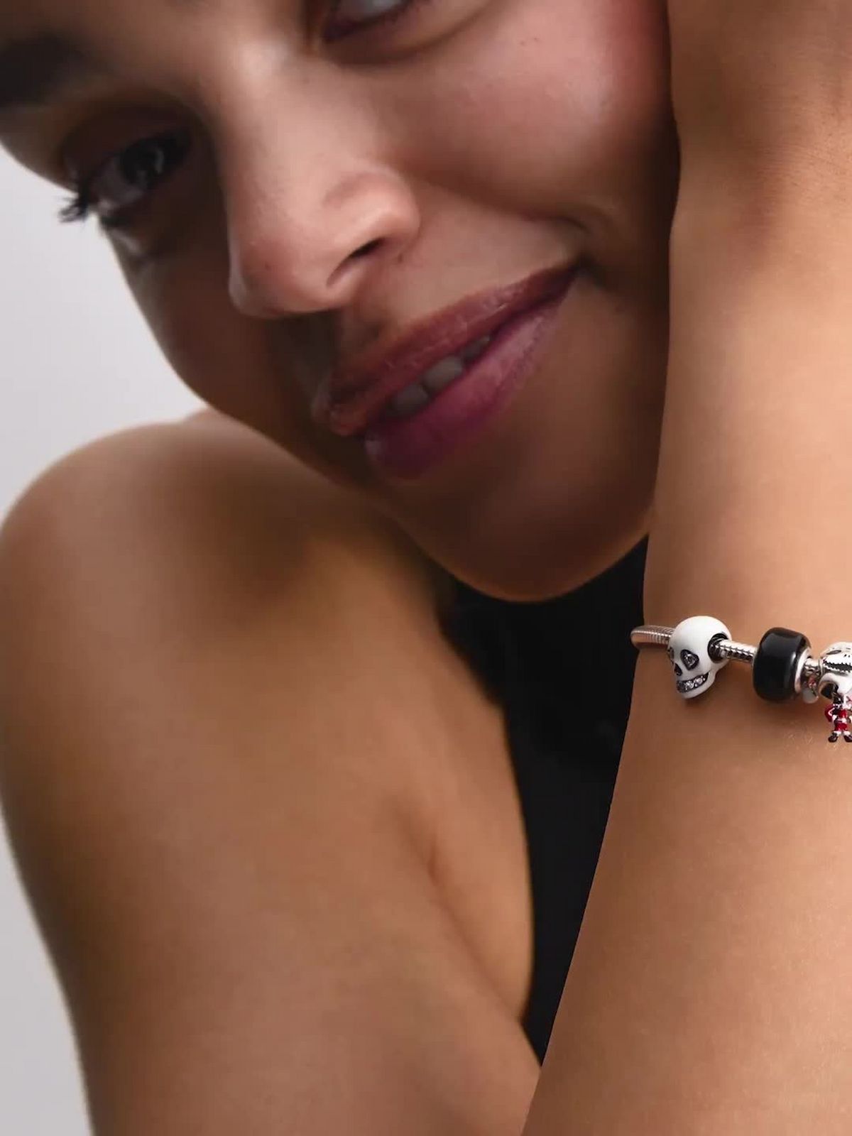 Sparkling Pavé Round Black Charm