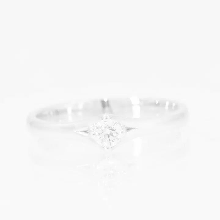 Poze Inel de logodna din aur alb de 18K cu un diamant solitaire de 0.15ct