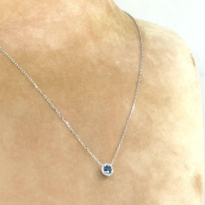 Poze Lant cu pandant din aur alb de 18K cu diamant albastru de 0.3ct si diamante transparente de 0.06ct